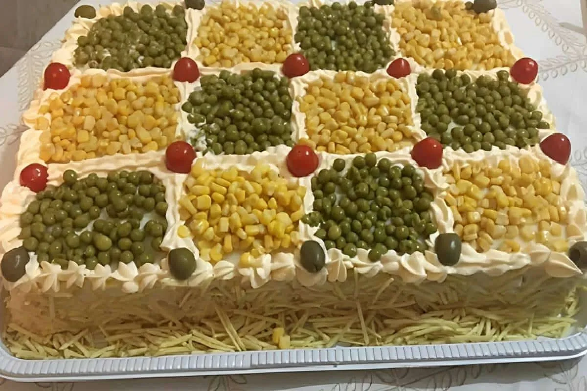 Torta fria de frango feita com pão de forma uma delícia simples e prática de preparar