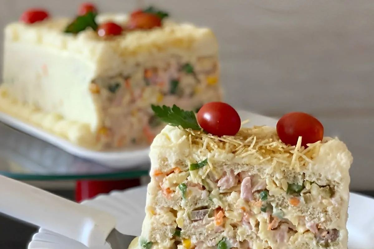 Torta fria de frios prática feita com pão de forma e outros ingredientes que você tem na geladeira