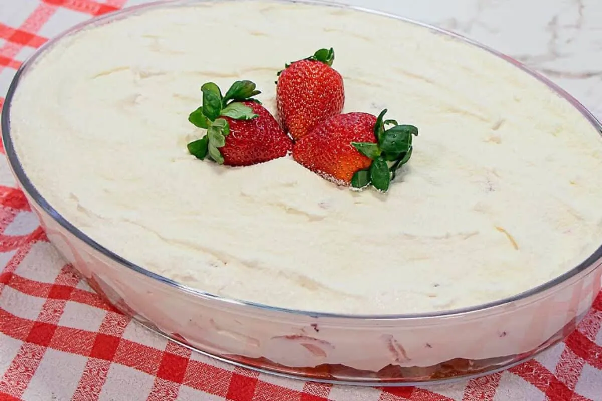 Torta gelada de leite ninho com morango na travessa, uma sobremesa fácil, rápida e divina