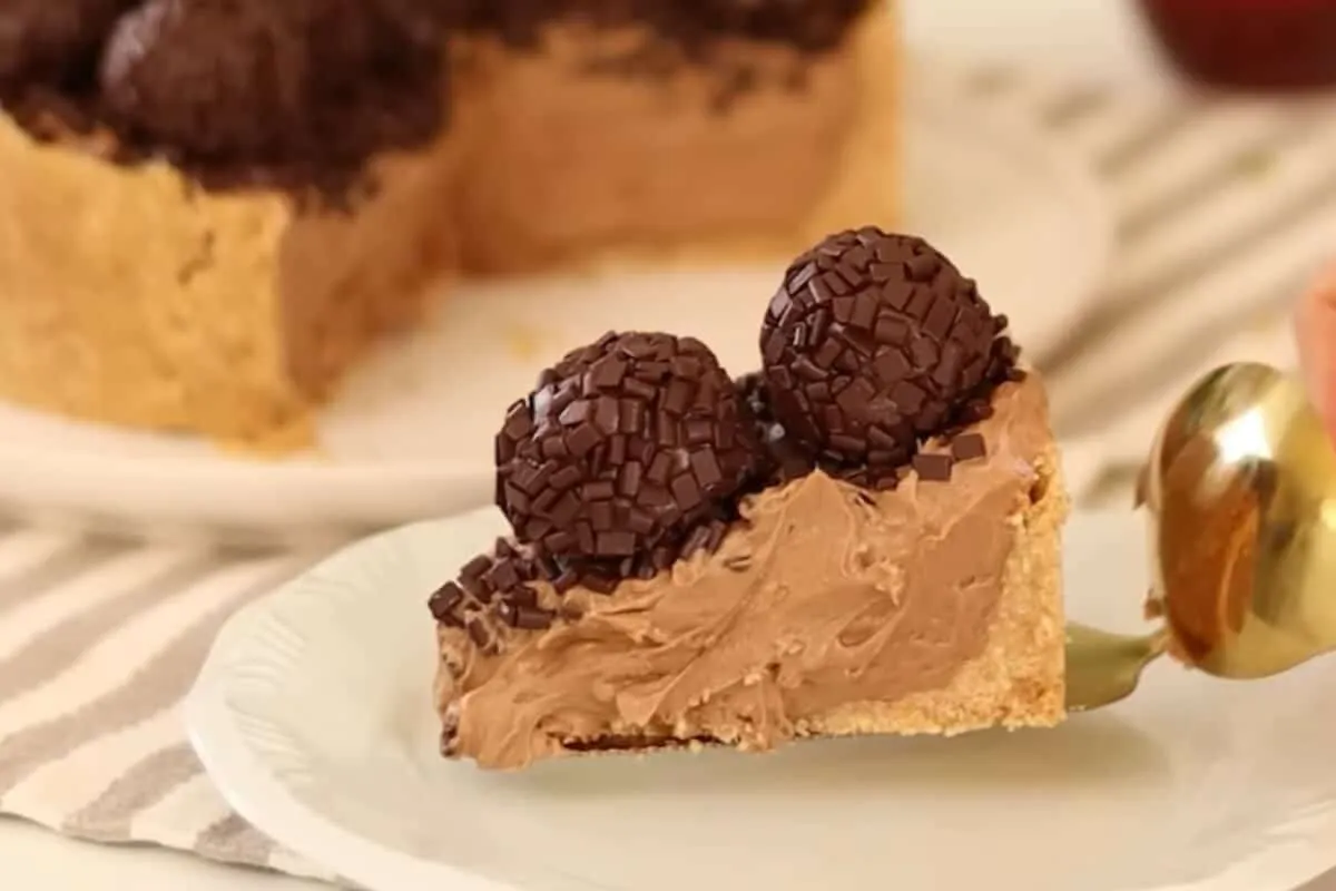 Torta mousse de brigadeiro fácil e deliciosa que desmancha na boca: a sobremesa perfeita