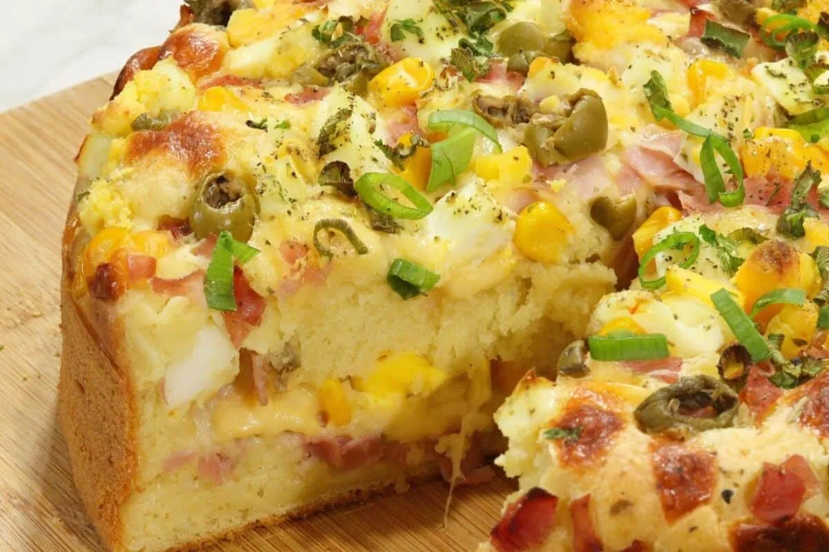 Torta portuguesa de liquidificador bem recheada e com massa leve que derrete