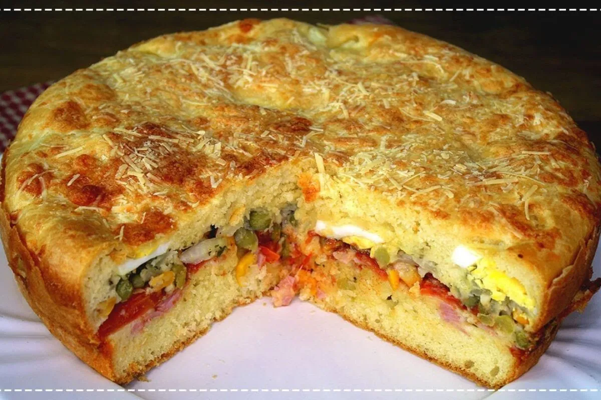 Torta salgada à portuguesa bem recheada e pronta para servir na hora do jantar