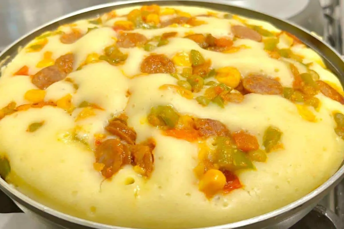 Torta salgada com massa de maisena feita na frigideira fica leve e bem molhadinha