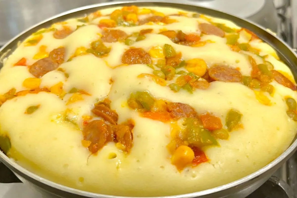 Torta salgada com massa de maisena super prática e leve feita na frigideira