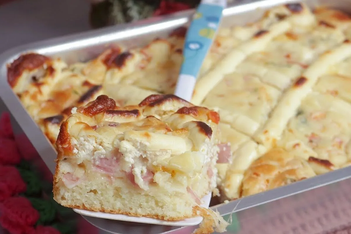 Torta salgada de liquidificador com massa leve e fofinha, um lanche rápido que todos vão amar