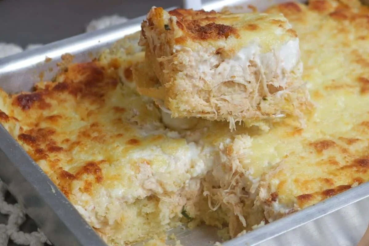 Torta salgada de massa mole bem fofinha, feita com creme de leite, perfeita para o seu lanche