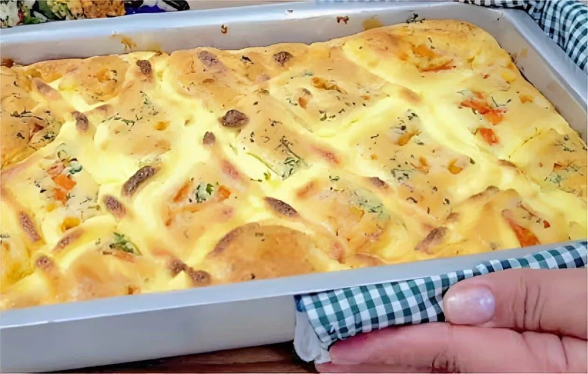 Torta salgada fácil de fazer é só misturar os ingredientes com uma colher e assar