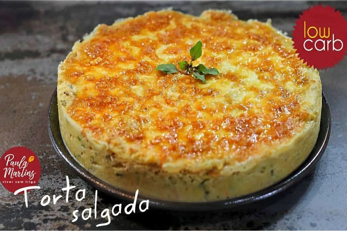 Torta salgada low carb feita com couve e recheio de frango uma delícia para comer sem culpa