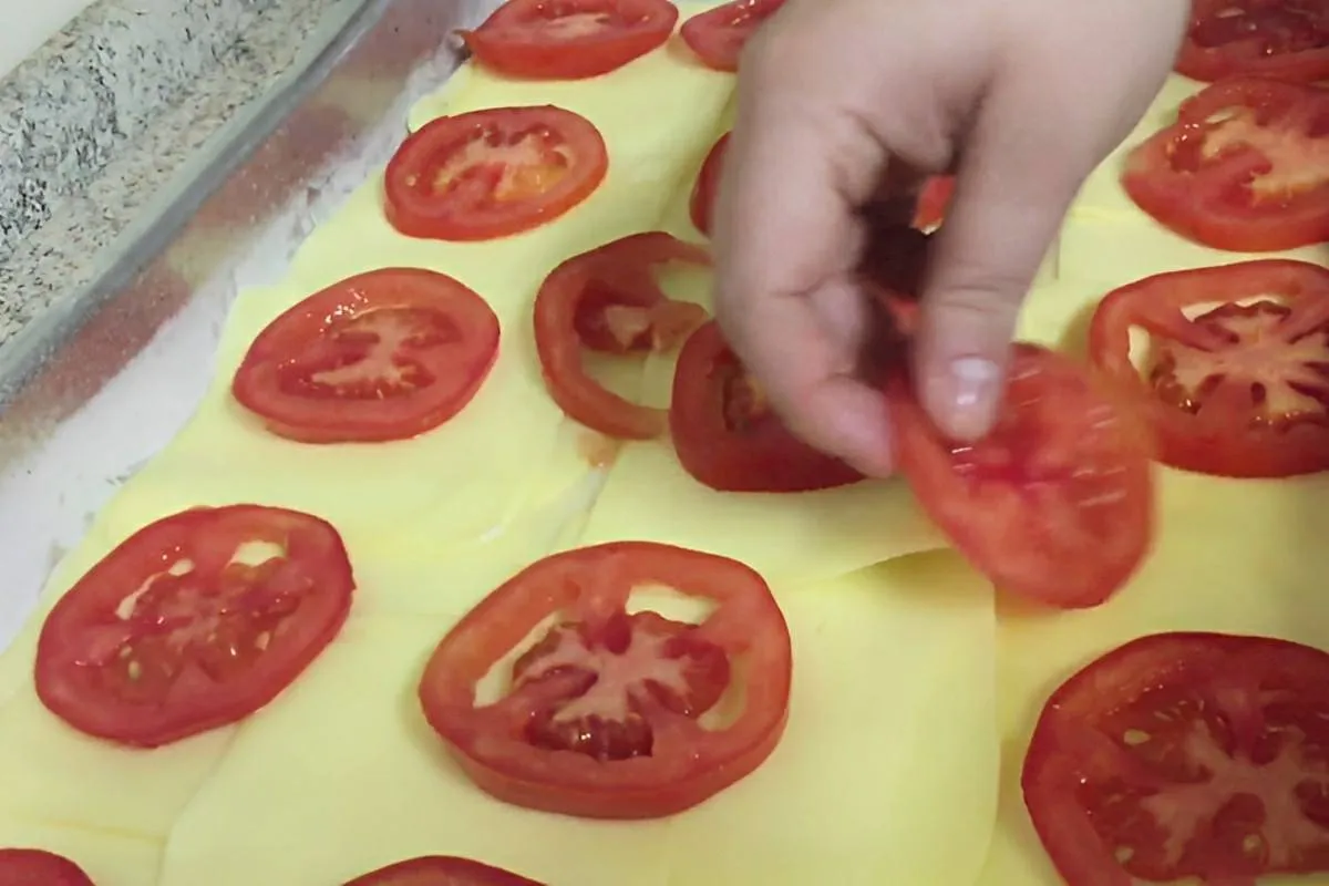 Torta salgada rápida e prática com recheio de pizza o lanche perfeito para toda a família