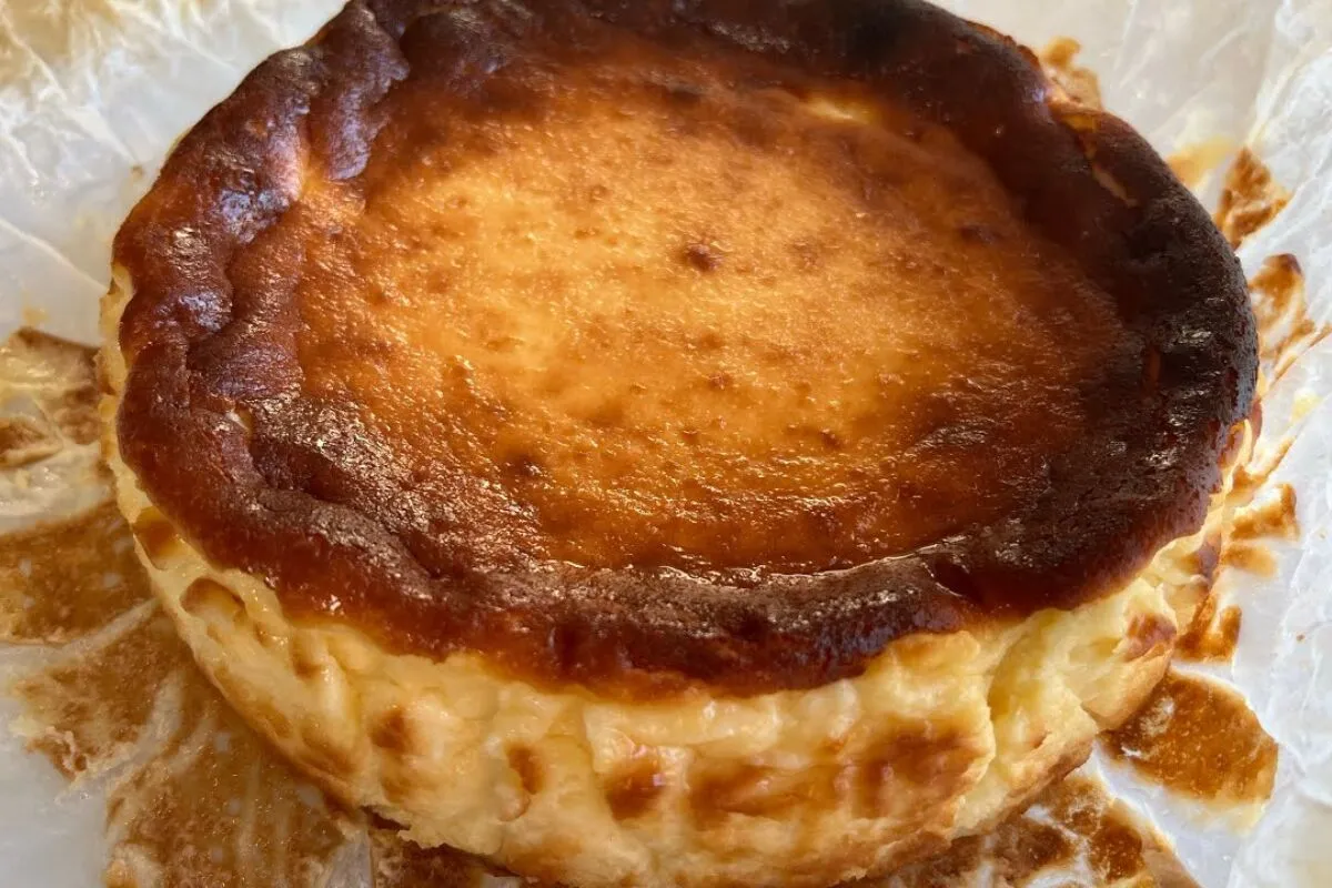 Torta vasca com poucos ingredientes, que fica incrivelmente cremosa e vai fazer sucesso em sua casa