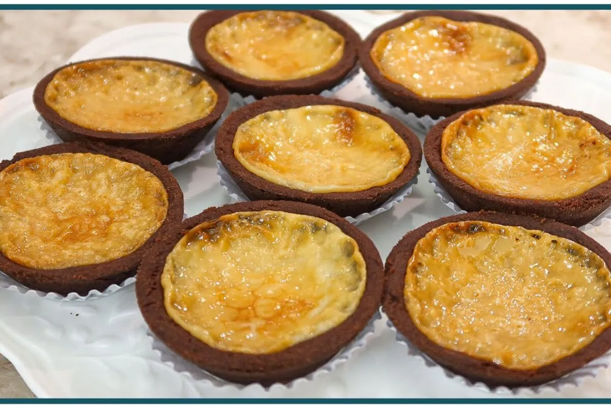 Tortelete de chocolate com recheio cremoso e massa que derrete na boca