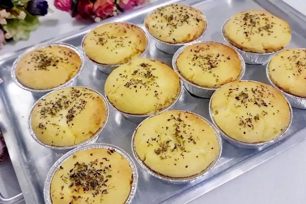 Tortinhas de frango, para um lanche rápido e fácil, com uma massa de liquidificador fofinha