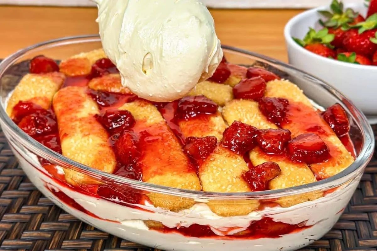 Travessa cremosa de ninho com biscoito champanhe a sobremesa que mais combina com o natal