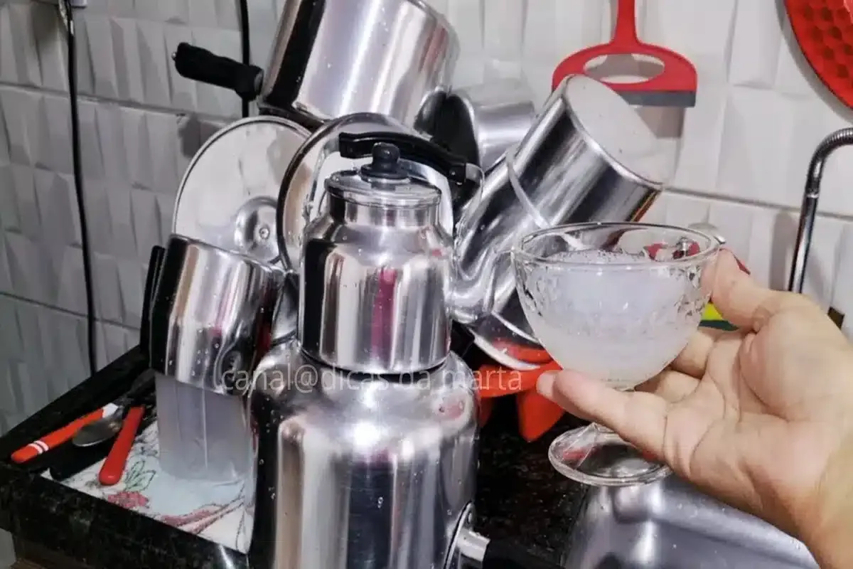 Use esse brilha alumínio caseiro depois do almoço e deixe sua cozinha toda brilhando