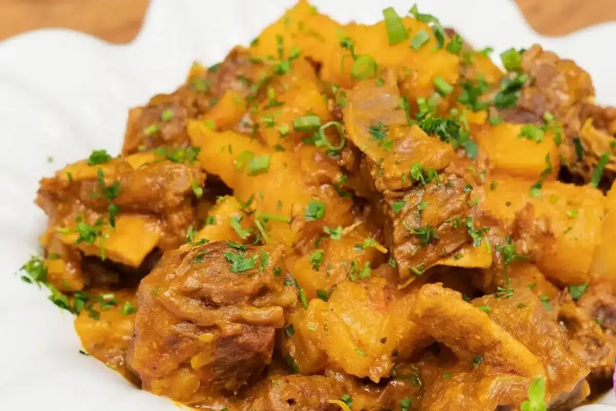 Vaca atolada: aprenda a receita de costela com mandioca mais suculenta de todas para deixar todo mundo da sua casa pedindo mais