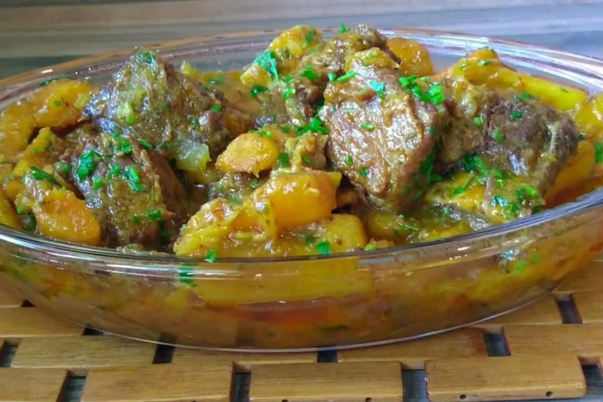 Vaca atolada com costela que desmancha na boca e caldinho grosso perfeita para o almoço de domingo