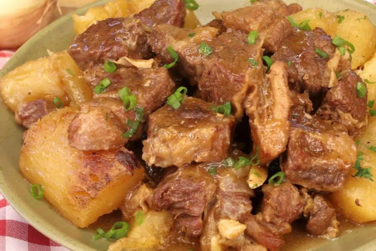 Vaca atolada com mandioca macia, suculenta e deliciosa com tempero no ponto certo