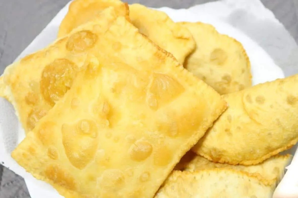 Veja como fazer massa de pastel de feira sem encharcar de gordura