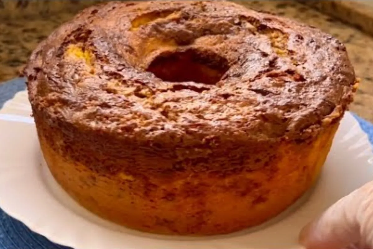 Veja como fazer um bolo que já sai recheado do forno bem rapidinho e fica delicioso