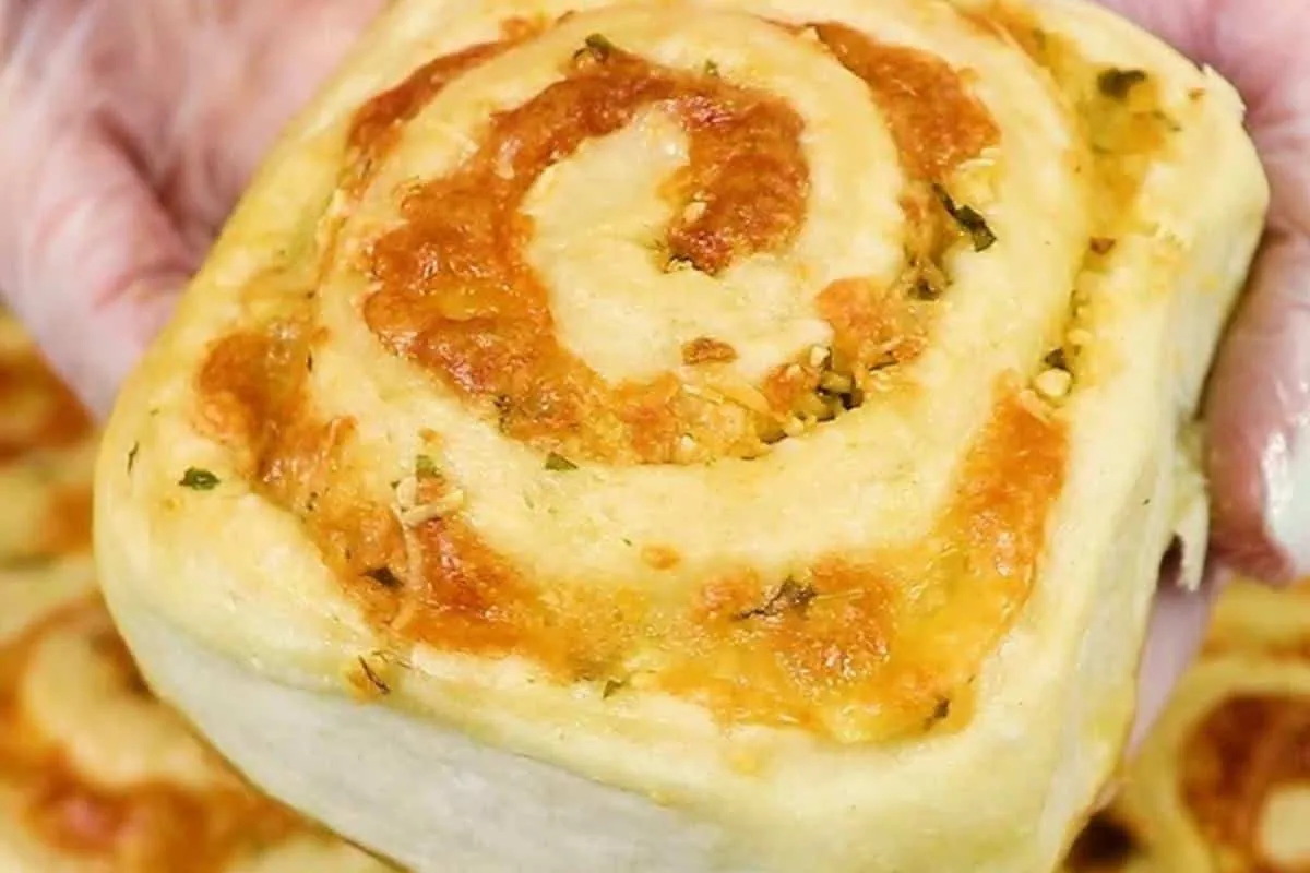 Veja como fazer um pão de alho fofinho para você saborear junto com seu churrasco de domingo