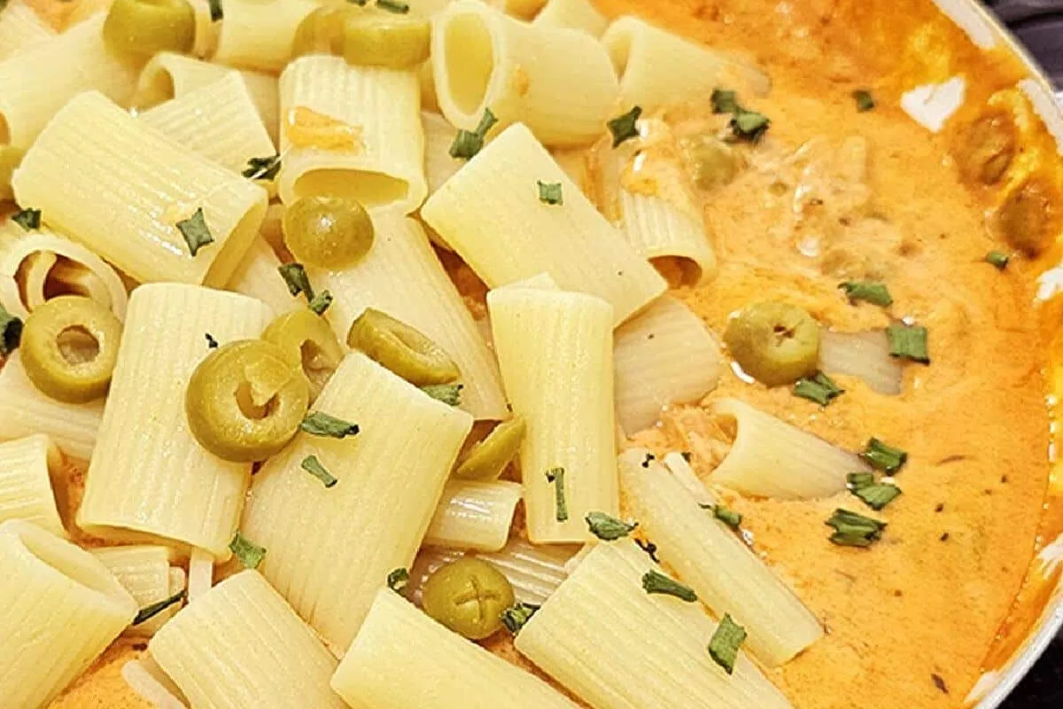 Veja o melhor jeito de deixar o macarrão cremoso e super saboroso