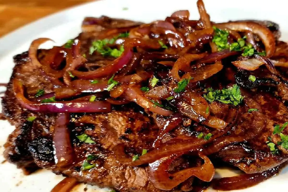 Veja porque o bife acebolado da sua mãe fica tão perfeito e saboroso