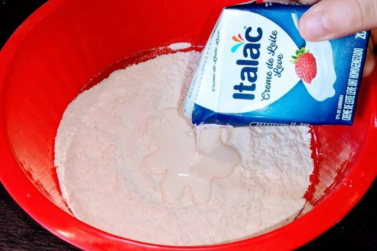 Veja qual é o jeito mais fácil e prático de fazer uma massa de pastel assado