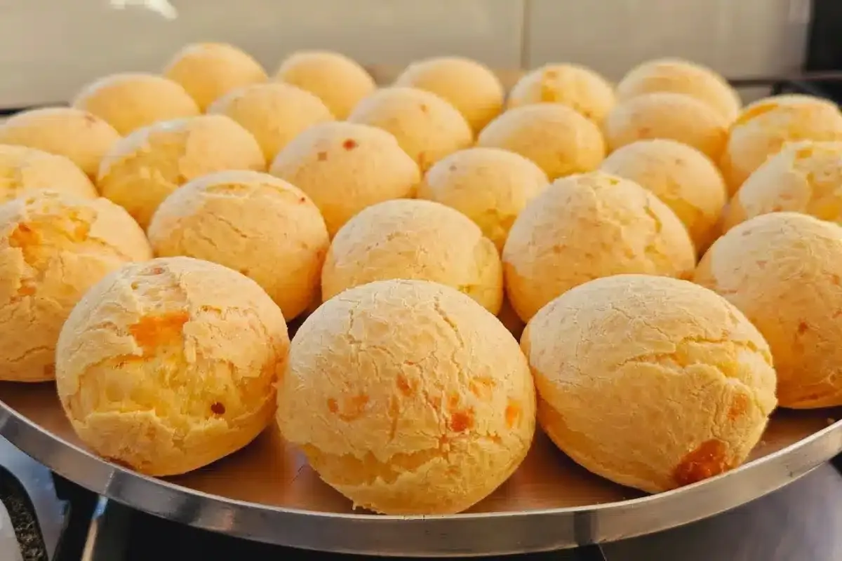 Você consegue fazer pão de queijo que não murcha? Aqui está o segredo para você acertar