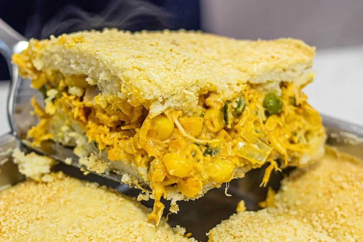 Você vai adorar a massa dessa torta de frango cremosa com recheio super suculento