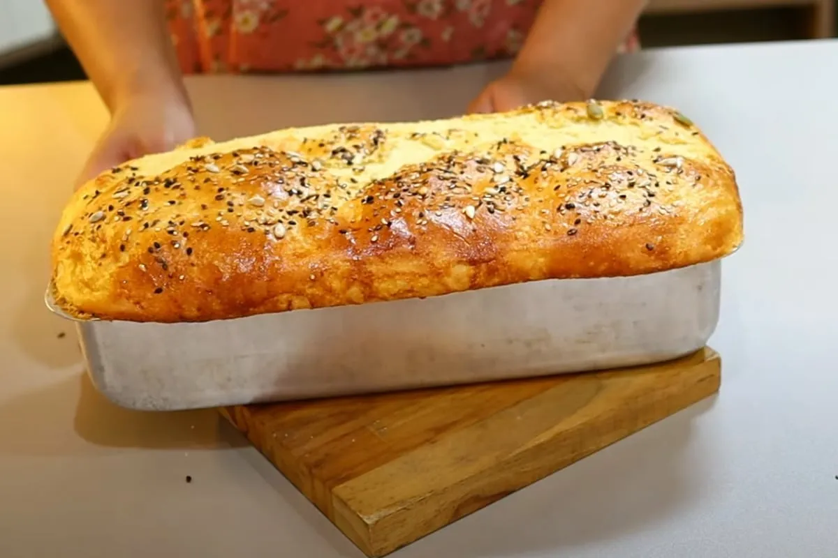 Você vai adorar experimentar esse pão com leite de coco delicioso que nem precisa sovar