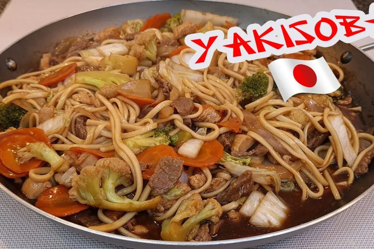 Yakisoba caseiro com o macarrão bem soltinho igual de restaurante de shopping