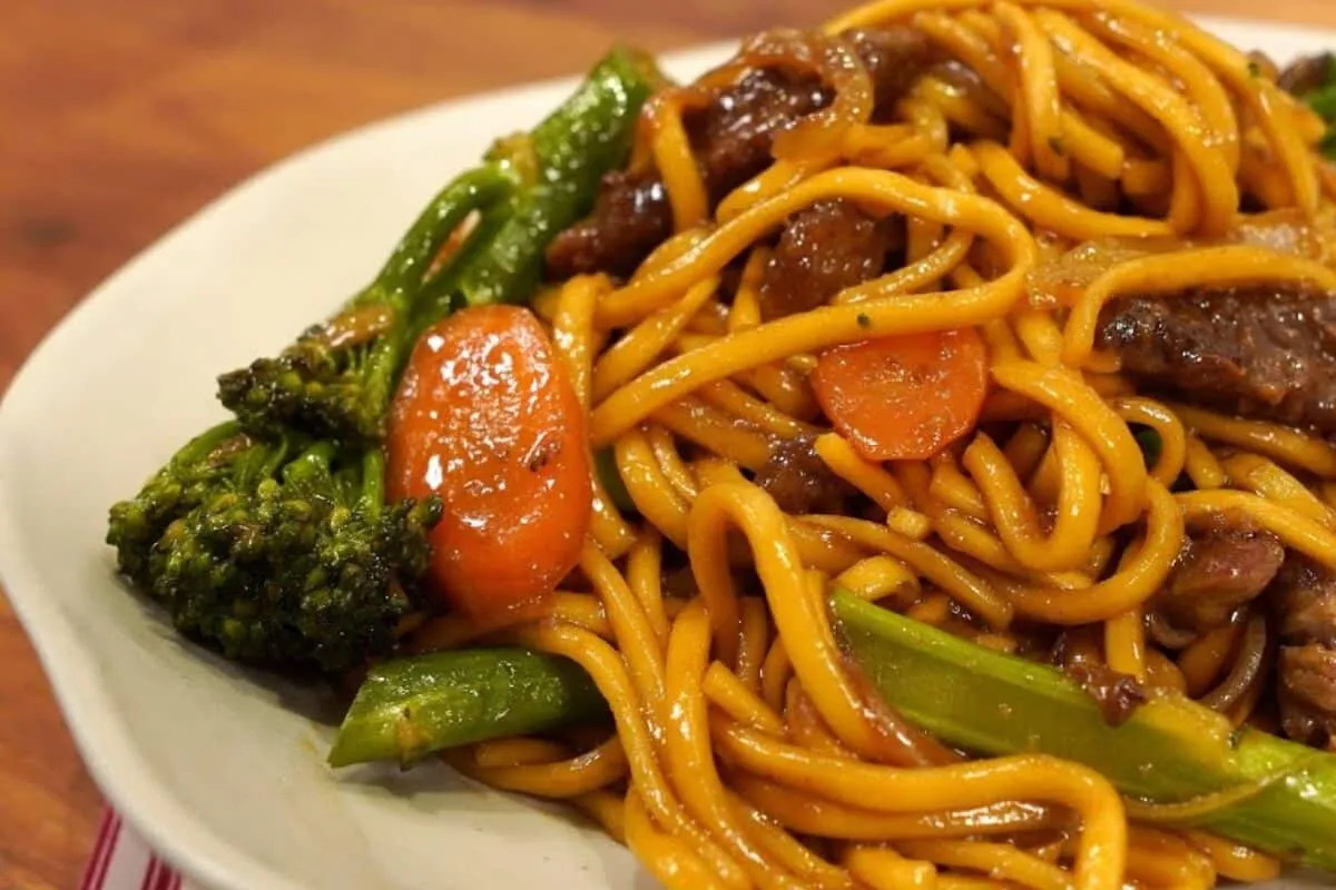 Yakisoba caseiro que fica cremoso e soltinho: vai parecer que foi feito em restaurante oriental