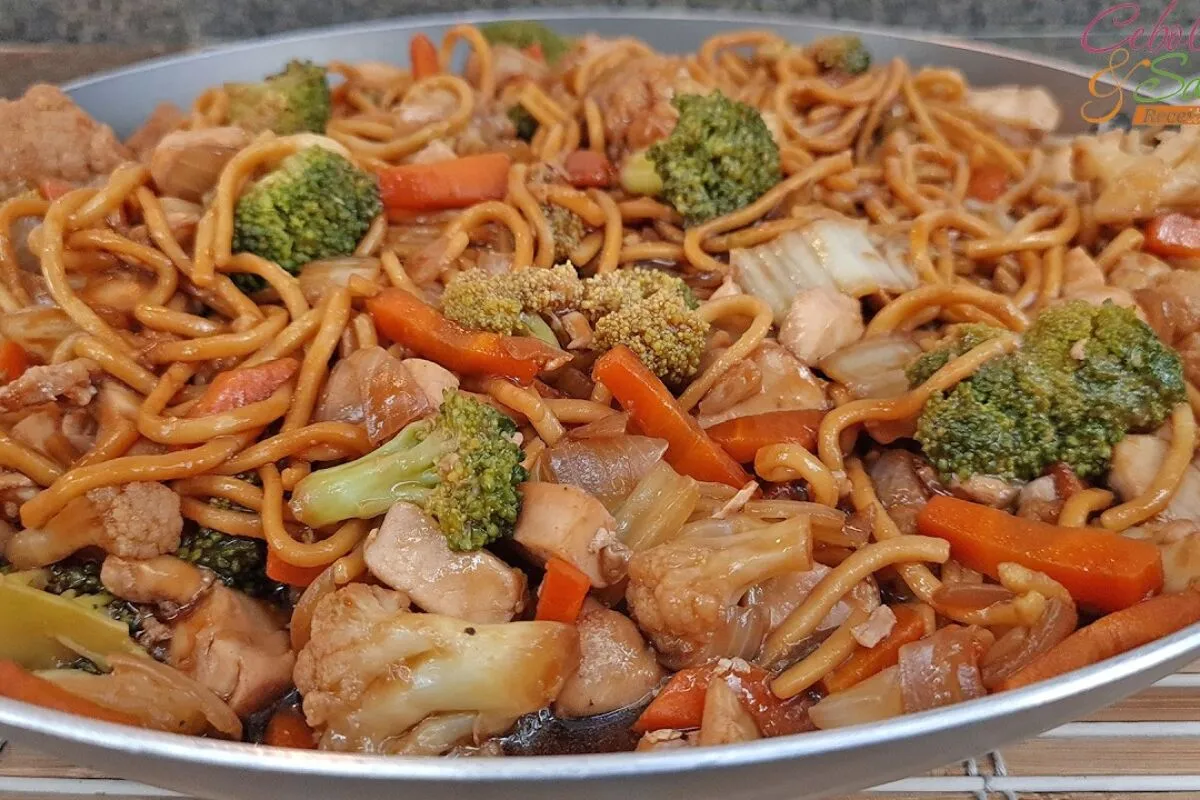 Yakisoba caseiro rápido e com aquele molho que fica cremoso e cheio de sabor